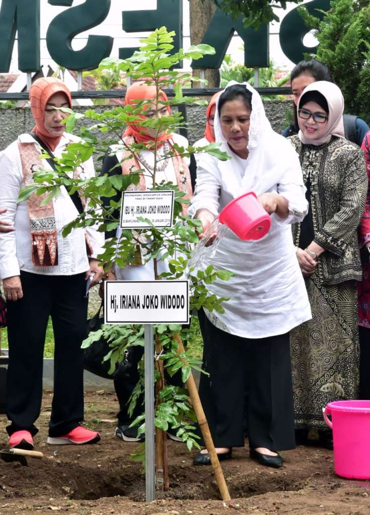 Ibu Negara Sosialisasikan Pengurangan Sampah Plastik dan Tanam Pohon di Puskesmas Gitik