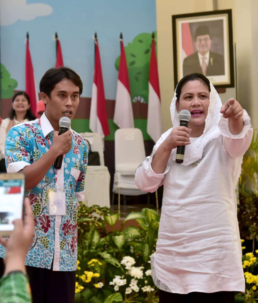 Ibu Negara Hadiri Seminar Parenting_ di STIKES Banyuwangi