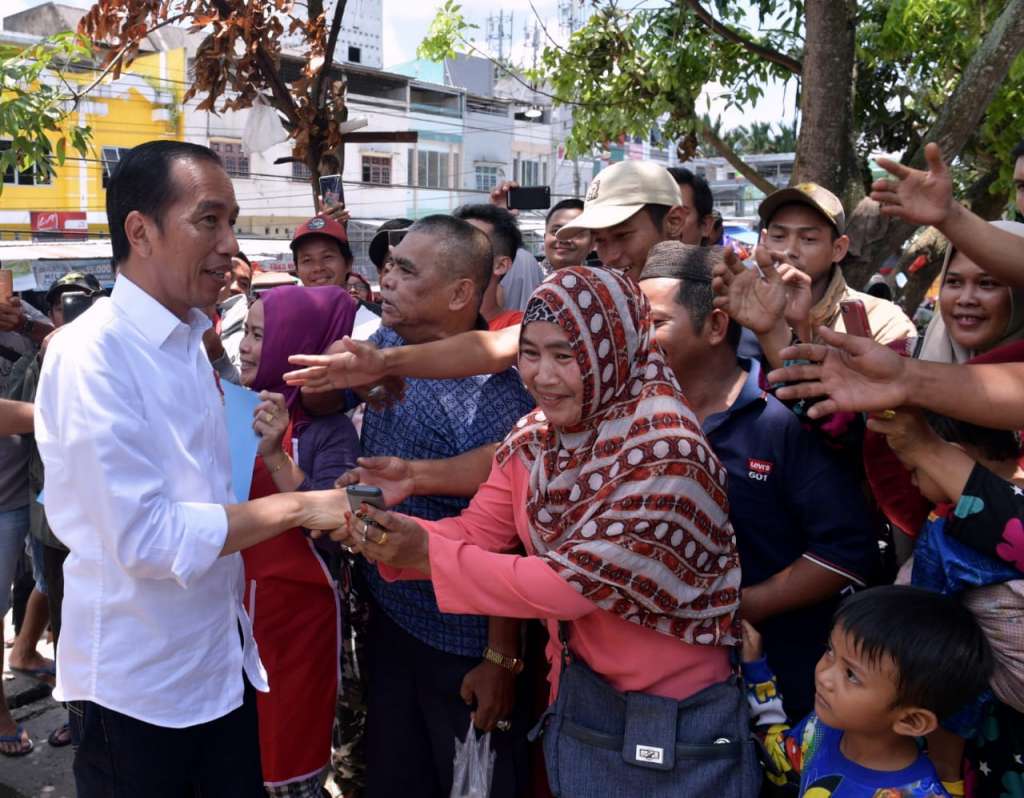 Presiden Blusukan ke Pasar Pagi Pangkalpinang Usai Bagikan Sertifikat Tanah