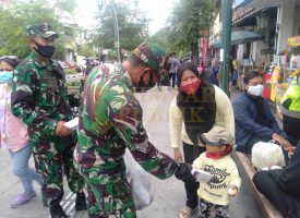 Aparat TNI membagikan masker dan Face Shield kepada masyarakat Yogyakarta dalam kegiatan Malioboro Berface Shield, Minggu (18/10/2020). / ft - dok/polresta