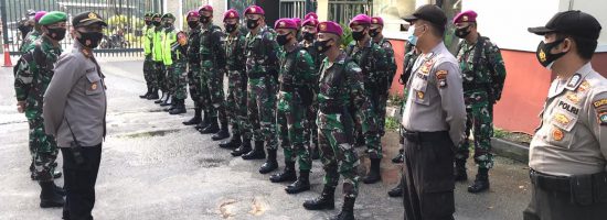 Kapolsek Galang AKP Herman Kelly bersana aparat TNI dan Polri dalam pengamanan Unjuk rasa buruh di kawasan industri Panbil Batam. (Photo: hms)