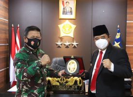 Pjs Gubernur Kepri Bahtiar Baharudin bertukar cendera mata dengan Pangkogabwilhan I Lakdya TNI ING. Ariawan. (Photo: dok/kogabwilhan I)