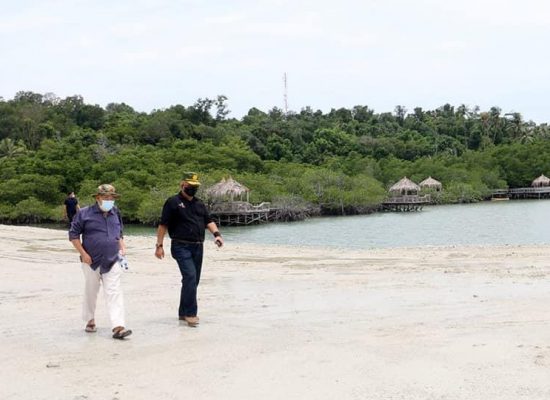 Pjs Walikota Batam Syamsul Bahrum didampingi pengembang meninjau Pulau Pengalap di Kecamatan Galang, Kota Batam. (Photo: mcb)