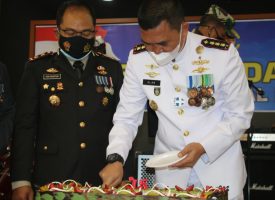 Pjs Walikota Batam dan Kapolresta Barelang dampingi Danlanal Batam memotong kue pada HUT TNI ke 75 di Mako Lanal Batam, Senin (5/10/2020). (Photo: hms)