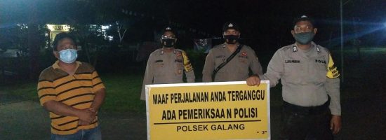 Polsek Galang menggelar razia cipkon dan adaptasi kebiasaan baru di Sei Raya, Jumat (2/10/2020) malam. (Photo: dok/polsek)