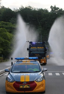 Kapolresta Barelang AKBP Yos Guntur YFS, SH, S.IK, MH sedang mencuci tangan dalam kegiatan di Kawasan Batamindo Batam. (Photo: hms)