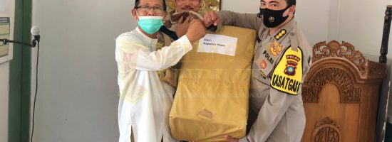 Kabid Humas Polda Kepri, Kombes Pol Harry Goldenhardt saat berkunjung ke pesantren/fot(humas)