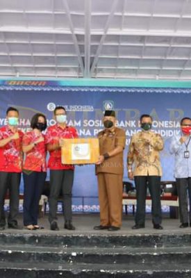 Pjs Wali Kota Batam saat menerima bantuan masker dari PSMTI dan Apindo Kota Batam, Provinsi Kepri. / foto - mcb