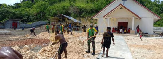 Bersama Masyarakat, Satgas Yonif 413 Kostrad Gelar Karya Bhakti di Gereja Kampung Gambut