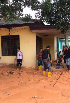 Rumah Kepala PLN Tanjung Uban Dibanjiri Lumpur Pasca Banjir