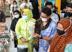 Sandiaga Uno mengenakan batik asli Batam dengan motif sirih junjung, warna biru muda.