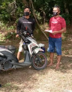 Personel Polsek KKB saat memeriksa kendaraan di Kawasan Bandara Hang Nadim Batam, Selasa (9/2/2021)