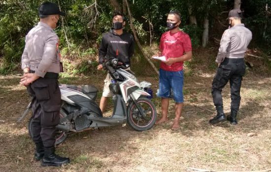 Personel Polsek KKB saat memeriksa kendaraan di Kawasan Bandara Hang Nadim Batam, Selasa (9/2/2021)