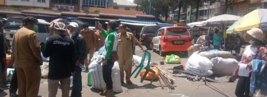 Dinas terkait saat melakukan pemindahan para pedagang korban kebakaran Berastagi di Lokasi terminal Berastagi