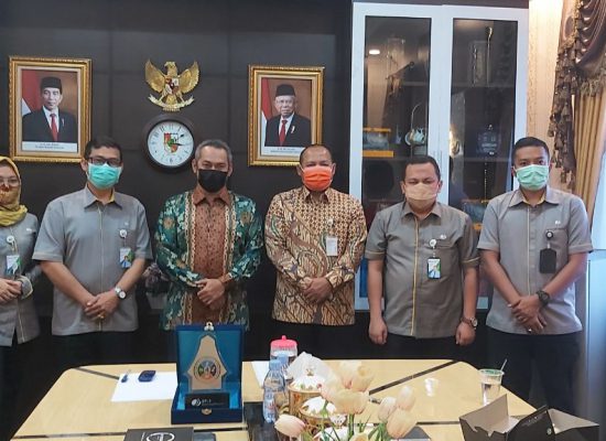 Ketua DPRD Pekanbaru foto bersama dengan Kepala Badan Penyelenggara Jaminan Sosial Ketenagakerjaan (BPJSK) Pekanbaru Uus Supriyadi beserta jajaran, Selasa (16/02/2021).