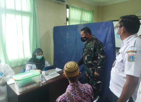 Danramil 04/KS, Mayor Inf Ali Anwar Faola meninjau pemberian Vaksinasi tahap 2 dosis 1, khusus Lansia, yang dilaksanakan di Puskesmas Pulau Kelapa, Kepulauan Seribu Utara, Rabu (24/02/21)