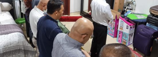 Moeldoko mengajak pengurus DPP partai Demokrat untuk melaksanakan sholat maghrib berjamaah | Foto: Istimewa