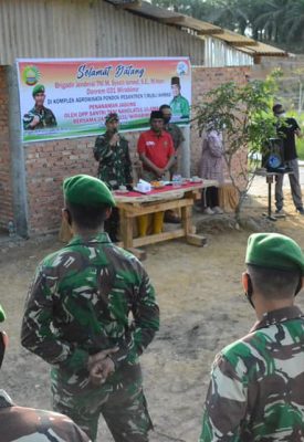 Ketua DPP Santri Tani Nahdlatul Ulama (SantaNu), Rusli Ahmad bersama Komandan Korem (Danrem) 031/Wira Bima, Brigjen TNI M Syech Ismed SE MHan bersama jajaran melaksanakan giat penanaman jagung, di Kelurahan Agrowisata, Kecamatan Rumbai.