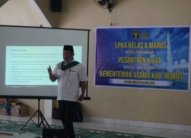 Pemateri Pesantren Kilat Saat Menjelaskan Materinya Kepada Warga Binaan LPKA Maros (Foto : Nur Fajriansyah)