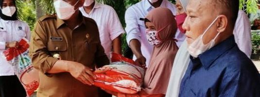 Gubernur Provinsi Kepri, Ansar Ahmad, menyerahkan secara simbolis bantuan beras sebanyak satu ton dari anggota DPRD Kepri, Kamarudin Ali, Selasa (6/4/2021). (Foto: Istimewa)