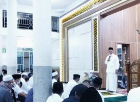 Gubernur Provinsi Kepri, Ansar Ahmad, saat menyampaikan kuliah subuh di Masjid Sirajul Huda, Kampung Telek Tanjung Harapan, Dabo Singkep, Kabupaten Lingga, Sabtu (17/4/2021). (Foto: Istimewa)