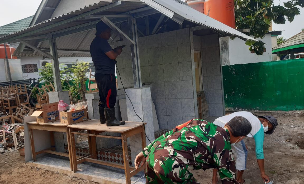 Anggota Koramil 04/KS Bangun Tempat Wudhu dan MCK, MDTA Thoyyibah Islamiyah di Kepulauan Seribu