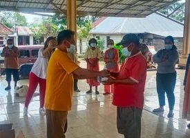 Pemdes Desa Kuta Galoh Kecamatan Tiga Binanga Kabupaten Karo, melakukan kegiatan bagi hand sanitizer dan masker pada seluruh warga Desa, Selasa (17/08/2021).