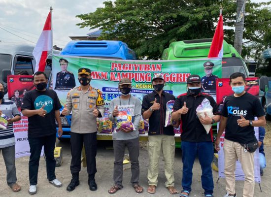 Kapolres Kediri AKBP Lukman Cahyono membagikan ratusan paket sembako kepada paguyuban driver taksi online, pengemudi travel kampung Inggris, dan kelompok Usaha Mikro Kecil Menengah (UMKM) Ganesa di wilayah Kecamatan Pare, Selasa (3/8).