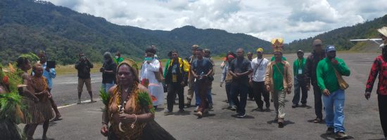 Masyarakat antusias menyambut kedatangan tiga Diakon