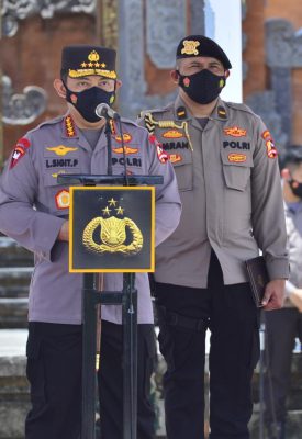 Kapolri Jenderal Listyo Sigit Prabowo memimpin Apel gelar pasukan dalam rangka kesiapan penerimaan Wisatawan Mancanegara (Wisman) di Bandara Internasional I Gusti Ngurah Rai, Bali, Sabtu (23/10).