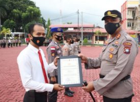 Polres Karimun berikan penghargaan ke 29 anggota, Senin 15/11/2021. (Foto: N.LBS/kepribetter.com)