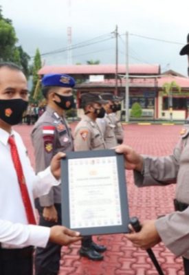 Polres Karimun berikan penghargaan ke 29 anggota, Senin 15/11/2021. (Foto: N.LBS/kepribetter.com)