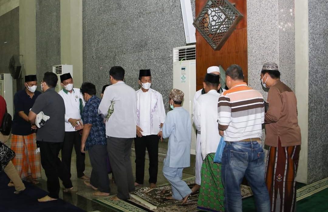 Jamaah Padati Shalat Tarawih Perdana di Masjid Agung Batam