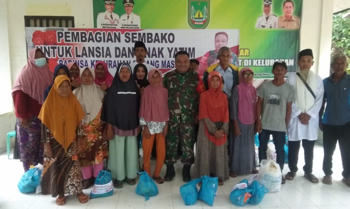 Anggota Kodim 0316/Batam Serda Petrus Tasid Jawa Bagikan Sembako ke Anak Yatim dan Lansia