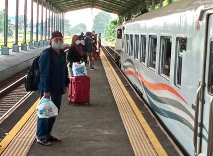 Masa Angkutan Nataru 2022/2023, 7 Kereta Berhenti Layani Naik Turun Penumpang Di Stasiun Jatinegara dan Stasiun Karawang