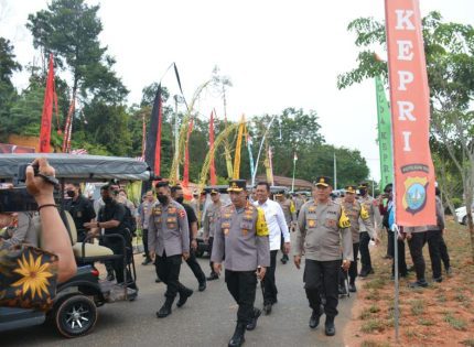 Kapolri Tinjau Langsung Perumahan Graha Bhayangkara, Gereja Ouikumene Tri Tunggal Kudus dan Pura Adistana Samanasya Polda Kepri