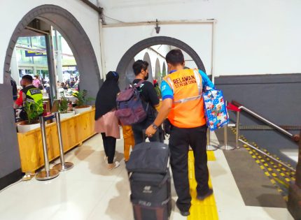 Tingkatkan Layanan Masa Nataru, Stasiun PasarSenen Sediakan Layanan Porter Gratis Untuk Penumpang Berkebutuhan Khusus