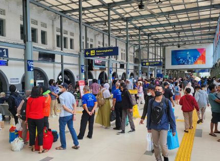 Jelang Tahun Baru Penumpang Stasiun Gambir dan Pasarsenen Kembali Meningkat, KAI Daop 1 Jakarta Himbau Penumpang Perhatikan Aturan Vaksin dan Barang Bawaan