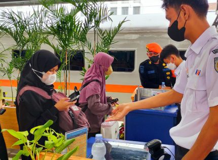 KAI Daop 1 Jakarta Minta Maaf Atas Keterlambatan KA Akibat Banjir di Semarang