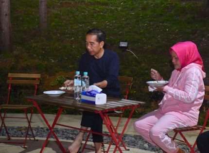 Presiden Jokowi Bersama Para Menteri Makan Nasi Goreng dan Mie Godog di Tengah Alam Hutan IKN