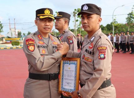 Kapolres Bintan AKBP Riky Iswoyo Berikan Penghargaan Kepada Personil Yang Berprestasi