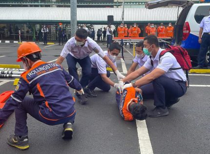 Peringati Bulan Keselamatan Dan Kesehatan Kerja Nasional, Daop 1 Jakarta Gelar Simulasi Penanganan Kecelakaan Kerja Pada Giat Apel Di Stasiun Gambir