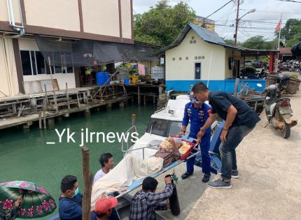 Satpolairud Polres Bintan Evakuasi Lansia Sakit di Pelabuhan Pompong