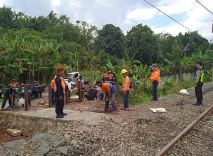 Tutup Perlintasan Sebidang Liar Yang Baru Di Buka Warga, KAI Daop 1 Jakarta Tegaskan Warga Agar Ikuti Aturan Dan Utamakan Keselamatan Bersama