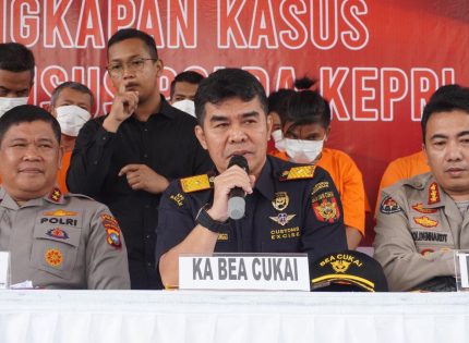 Sinergi Bea Cukai Batam dan Polda Kepri Amankan 2 Unit Kontainer Pakaian Bekas Dan Barang Bekas