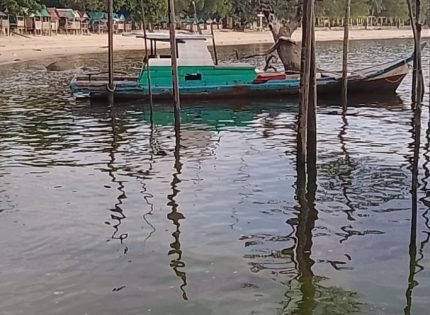 Air Laut Tercemar Cairan Hijau dan Berbau Oli di Pantai Pelawan Karimun