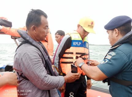 Pangkalan PLP Kelas II Tanjung Uban Berkaloborasi dengan PWI Bintan Bagikan Life Jacket ke Nelayan