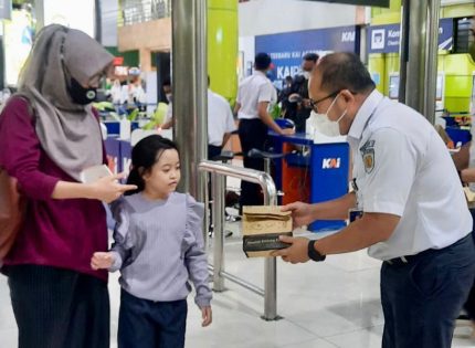 Tingkatkan Layanan Masa Angkutan Lebaran 2023, KAI Daop 1 Jakarta Bagikan Lebih Dari  15 ribu Paket Takjil di Stasiun Gambir dan Stasiun Pasar Senen