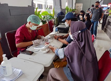 Vaksin Masih Jadi Persyaratan Naik KA, Layanan Vaksin Di Stasiun Pasar Senen Dipadati Calon Penumpang