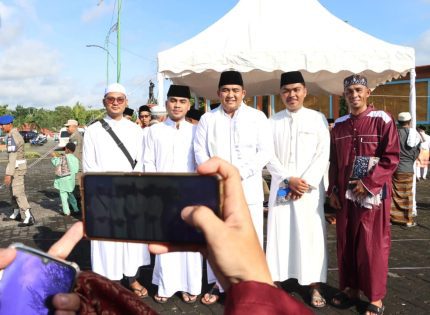 Bupati Roby Sampaikan Pesan Birrul Walidaian Dalam Khutbah Idul Fitri